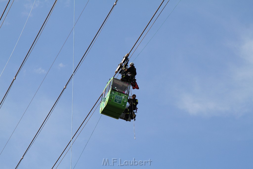 Koelner Seilbahn Gondel blieb haengen Koeln Linksrheinisch P577.JPG